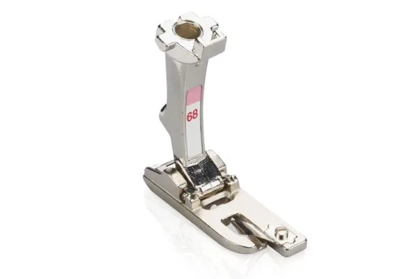 Piedino orlatore Bernina #68 per orli a conchiglia e maglia mm 2 cat. B C D E F 0084867300 Piedino orlatore Bernina #68 per orli a conchiglia e maglia mm 2 cat. B C D E F 0084867300