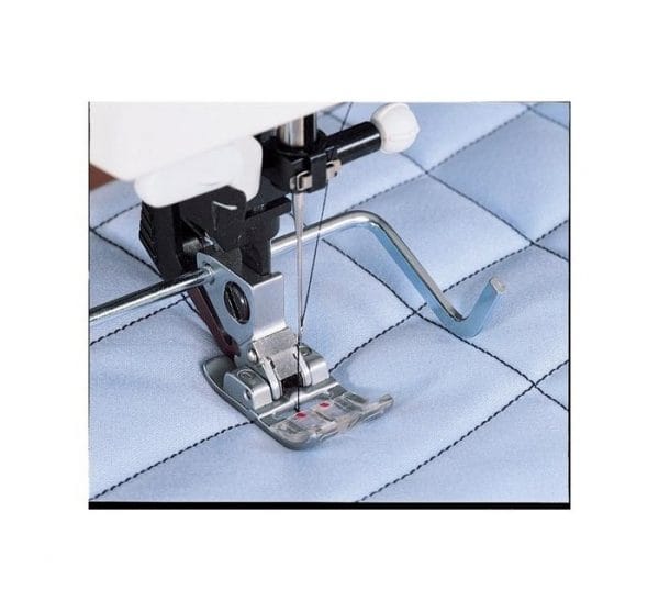 820251096 Utilissima per le cuciture dritte sui quilt, la Guida per Quilt può essere attaccata alla destra o alla sinistra del piedino.