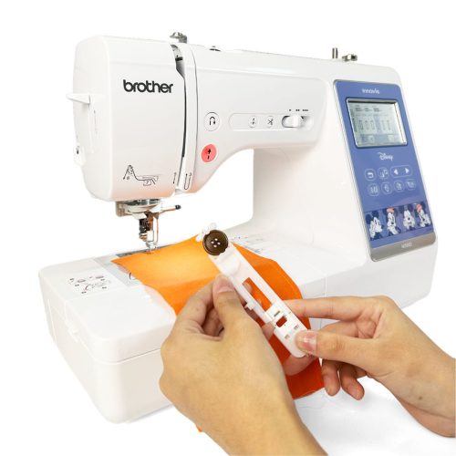 Macchina da cucito Brother M380D con piedino per asole automatico installato, dettaglio tecnico per cuciture precise
